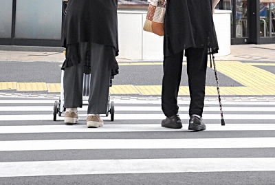 歩く高齢者